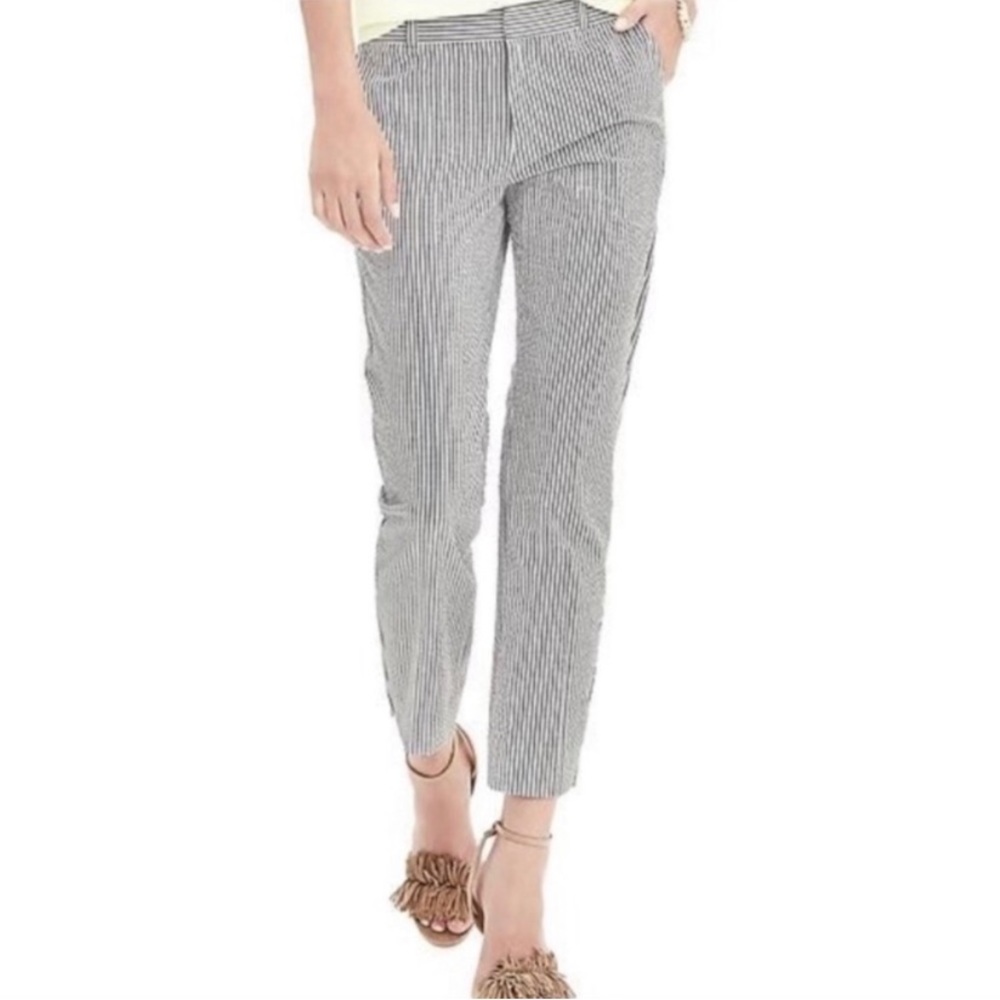 Banana Republic Avery Grey And White Stripe Seersucker Cropped Pants Size 6